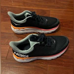 LIKE NEW Hoka Clifton Women’s size 9